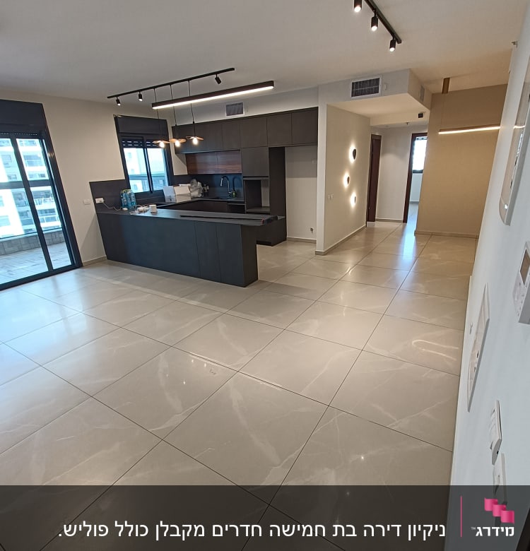 רצפה נקייה ומבריקה במטבח מודרני